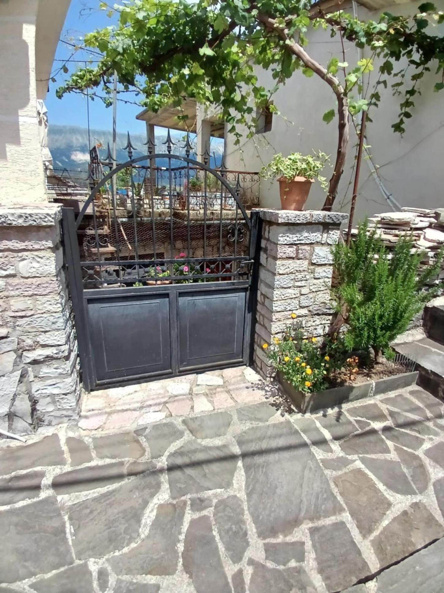 Eniguesthouse Gjirokastër 외부 사진