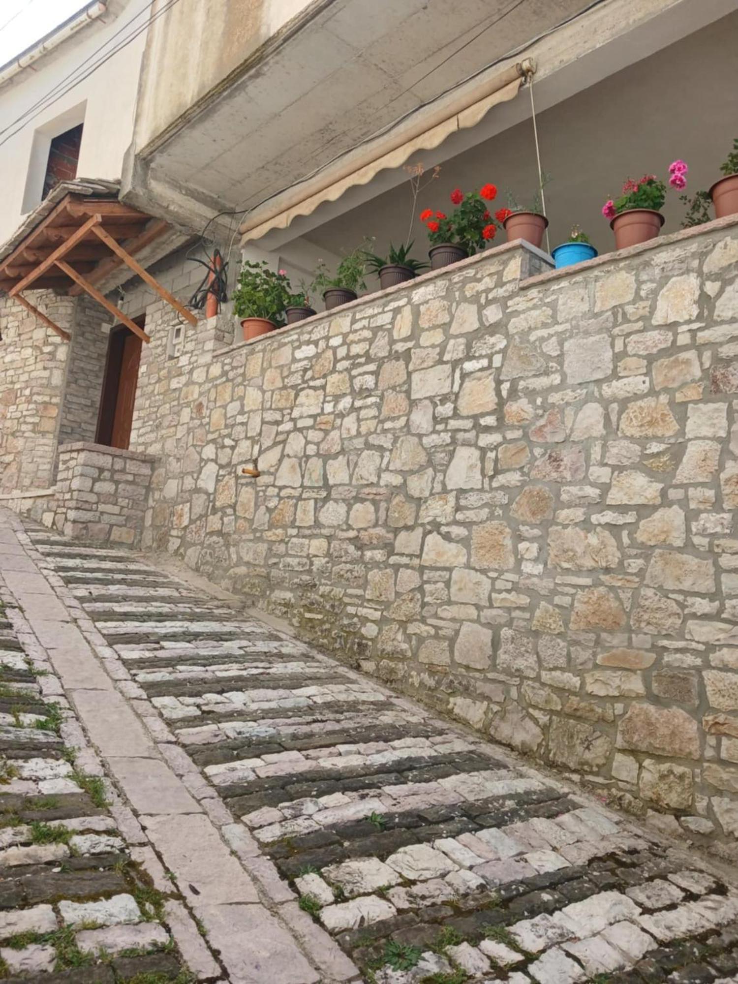 Eniguesthouse Gjirokastër 외부 사진