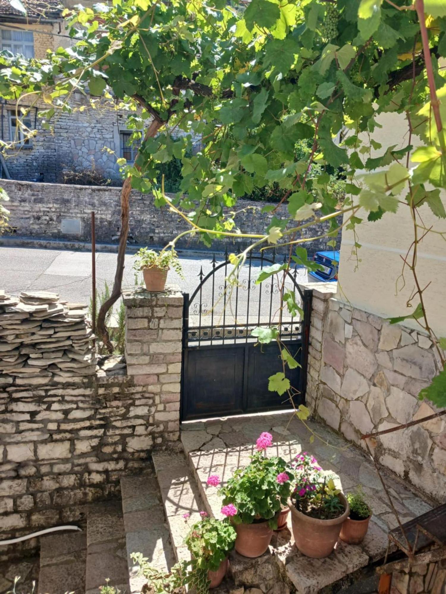 Eniguesthouse Gjirokastër 외부 사진